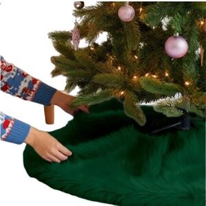 NORDSTROM RACK
Textured  100% polyester Tree Skirt In dark green NEW 50 x 46